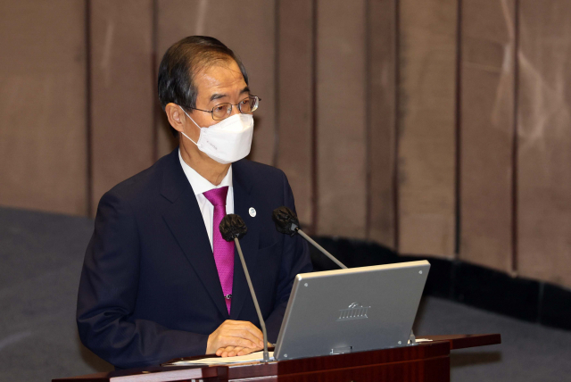 한덕수 국무총리가 26일 서울 여의도 국회 본회의장에서 열린 경제 분야 대정부질문에서 의원들의 질문에 답하고 있다./성형주기자