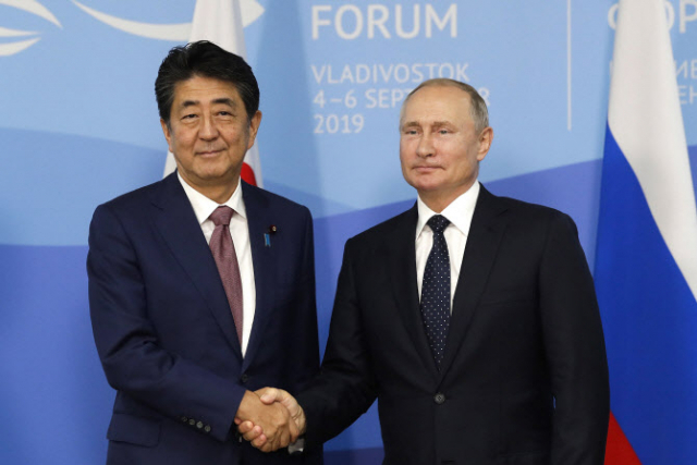 아베 신조 전 일본 총리와 블라디미르 푸틴 러시아 대통령. AFP연합뉴스