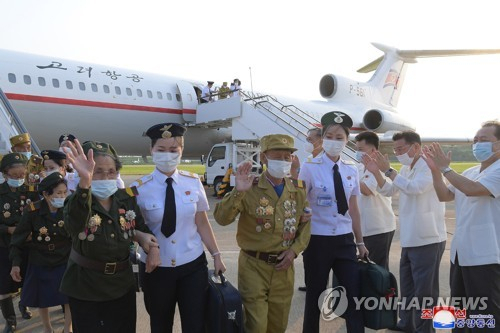 (평양 조선중앙통신=연합뉴스) 북한이 정전협정 체결 69주년(7.27)을 맞아 개최될 제8차 전국노병대회에 참가할 노병들이 25일 평양에 도착했다고 조선중앙통신이 26일 보도했다. 2022.7.26 [국내에서만 사용가능. 재배포 금지. For Use Only in the Republic of Korea. No Redistribution] nkphoto@yna.co.kr