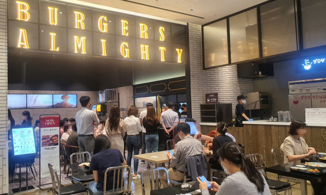 신세계백화점 명동 본점 식당가에 최근 입점한 ‘버거스올마이티’ 매장에서 고객들이 줄을 서 입장 순서를 기다리고 있다./사진 제공=신세계백화점