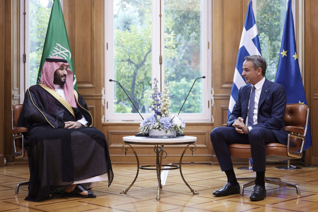 26일(현지시간) 무함마드 빈 살만 사우디아라비아 왕세자(왼쪽)과 키리아코스 미초타키스 그리스 총리가 회담을 하고 있다. AP연합뉴스