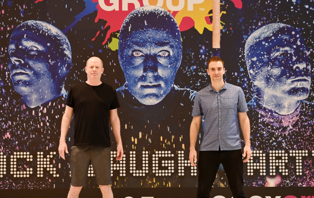 넌버벌 퍼포먼스 ‘블루맨 그룹’의 크리에이티브 디렉터인 마이클 다렌(왼쪽)과 퍼포머인 바니 하스가 포즈를 취하고 있다. 권욱 기자