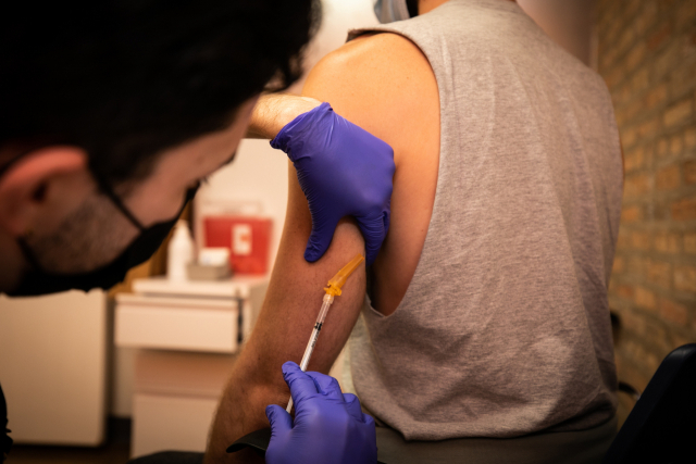미국 시카고에서 한 의료진이 원숭이두창 백신을 접종하고 있다. 연합뉴스