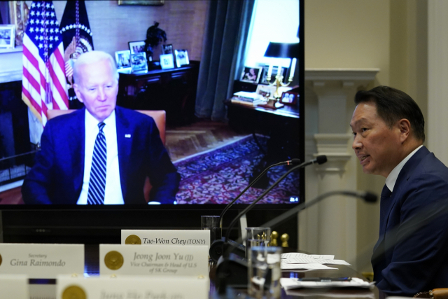 조 바이든(왼쪽) 미국 대통령이 26일(현지 시간) 워싱턴DC 백악관을 방문한 최태원(오른쪽) SK그룹 회장과 화상 면담을 하고 있다. AP연합뉴스
