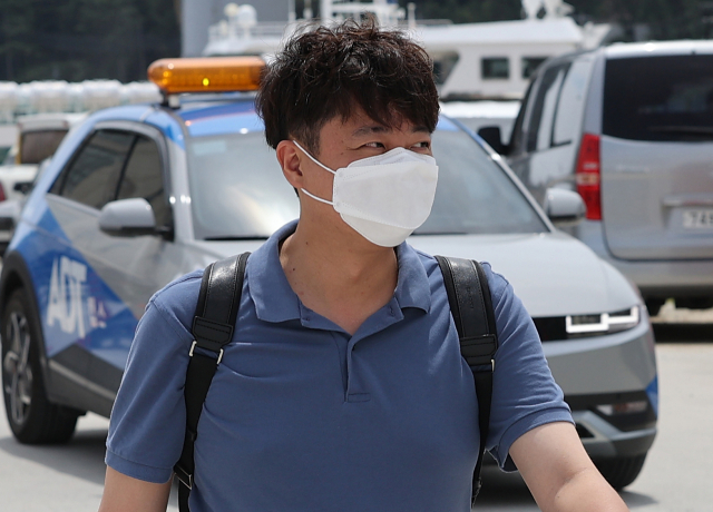 이준석 국민의힘 대표가 27일 경북 울릉군 사동항 여객터미널에서 선박 탑승을 위해 이동하고 있다. 울릉도=연합뉴스