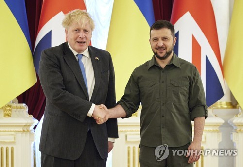 보리스 존슨(왼쪽) 영국 총리가 6월 17일 우크라이나의 키이우를 방문해 볼로디미르 젤렌스키 우크라이나 대통령과 악수를 하고 있다. AP연합뉴스