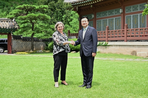 방한 중인 빅토리아 뉼런드(왼쪽) 미국 국무부 정무차관이 27일 조현동 외교부 1차관과 오찬 협의를 하고 기념 촬영을 하고 있다./외교부