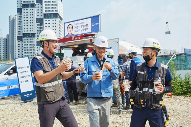 '건설현장 무더위, 팥빙수로 잊는다'…한화건설, 찾아가는 팥빙수차 운영