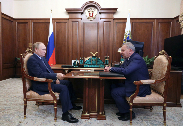 유리 보리소프(오른쪽) 로스코스모스 사장이 26일(현지시간) 블라디미르 푸틴 러시아 대통령에게 보고를 하고 있다. EPA연합뉴스