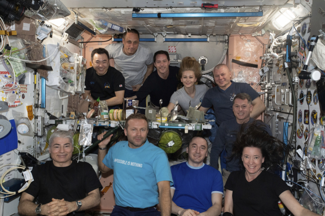국제우주정거장(ISS)의 미국, 일본, 유럽, 러시아 탑승자들이 지난해 10월 저녁 식사에 앞서 단체 사진 촬영을 한 모습. 나사(NASA) 제공