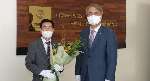 (아산=연합뉴스) 순천향대 김재필 부총장(오른쪽)과 에이티이엔지 강현규 대표이사(왼쪽)가 '강현규 강의실' 앞에서 기념사진을 찍고 있다. [순천향대 제공. 재판매 및 DB 금지] 2022.7.27