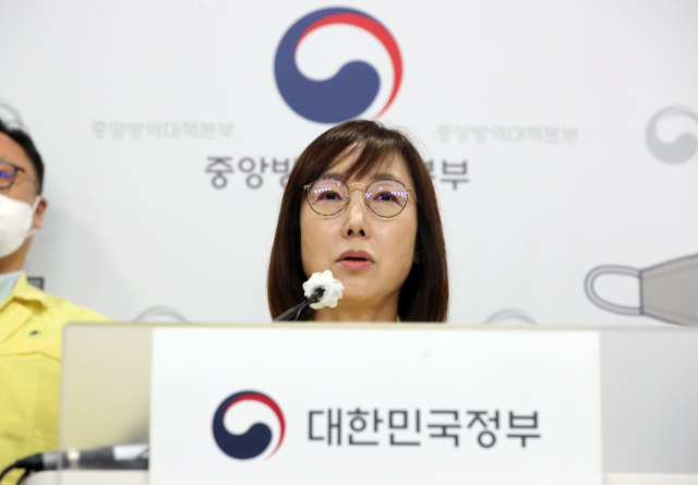 백경란 질병관리청장이 27일 충북 오송 질병관리청 브리핑실에서 코로나19 재유행에 따른 부처별 대응 방안을 발표하고 있다. 이날 브리핑은 보건복지부·질병관리청·고용노동부 등 7개 정부 부처 합동으로 진행됐다. 연합뉴스