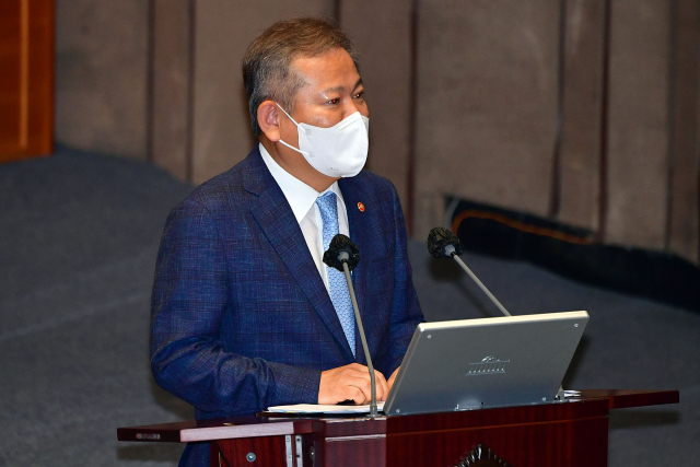 이상민 행정안전부 장관이 27일 국회에서 열린 교육·사회·문화 분야 대정부질문에서 더불어민주당 한정애 의원의 질문에 답하고 있다. /성형주 기자