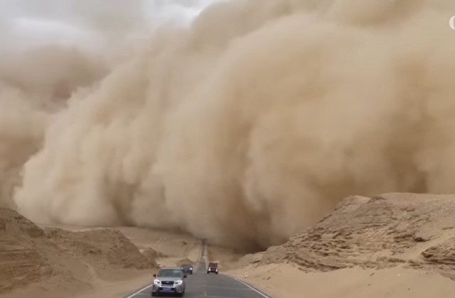 지난 20일 중국 칭하이성 하이시 지역에서 발생한 모래폭풍으로 인해 차들이 빠르게 달리는 모습. 가디언 캡처
