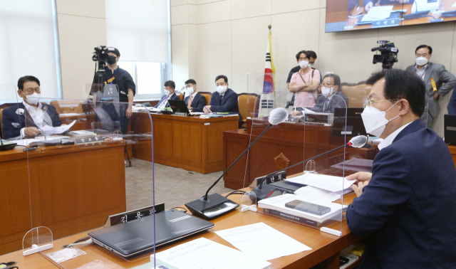 국회 행정안전위원회가 28일 국회에서 전체회의를 열고 윤희근 경찰청장 후보자 인사청문 계획서 채택 여부를 논의하고 있다. / 성형주 기자