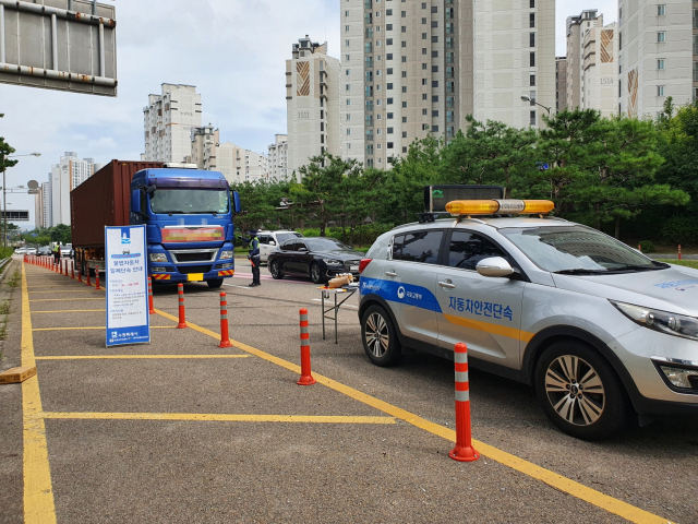 수원시가 수원서부경찰서, 한국교통안전공단 관계자들과 함께 27일 호매실IC 일원에서 ‘불법 튜닝 자동차 합동 단속’을 하고 있다. /사진제공=수원시