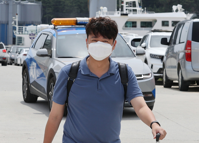 이준석 국민의힘 대표가 27일 경북 울릉군 사동항 여객터미널에서 선박 탑승을 위해 이동하고 있다./연합뉴스