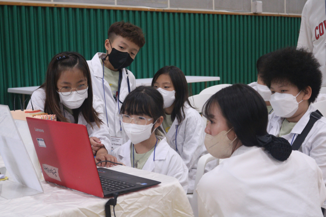 27일 울산광역시 울주군에 위치한 온산초등학교에서 LS니꼬동제련이 여는 어린이 과학캠프에 참여한 학생들이 의사 직업 체험을 하고 있다. 사진제공=LS니꼬동제련