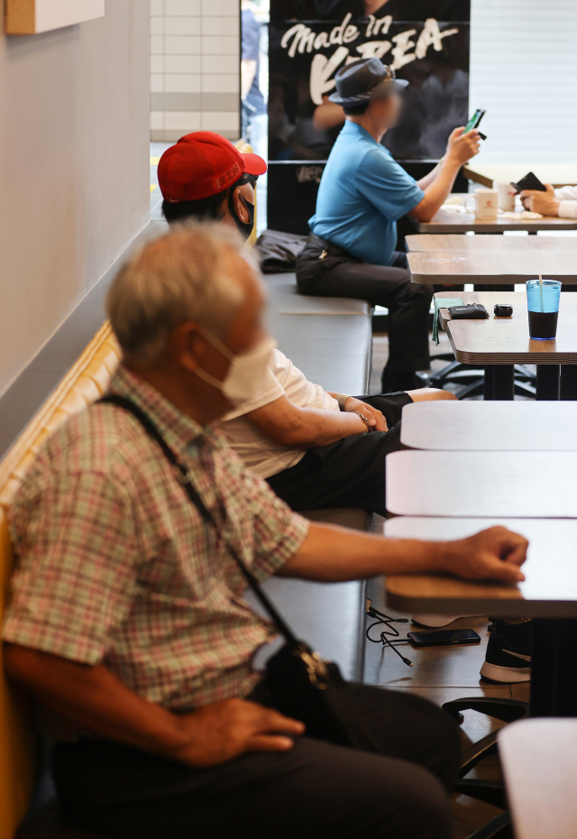 서울 시내 한 패스트푸드점에서 어르신들이 식사를 기다리고 있다.연합뉴스