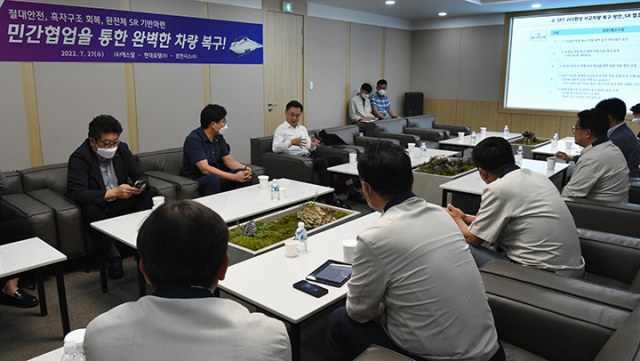 이종국(맞은편 왼쪽에서 세번째) SR 대표이사가 복구정비 참여 민간업체와 차량정비 점검회의를 갖고 있다. 사진제공=SR