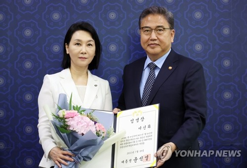 박진 외교부 장관이 28일 서울 종로구 도렴동 외교부 청사에서 북한인권국제협력대사에 임명된 이신화 고려대학교 정치외교학과 교수에게 임명장을 전수한 뒤 기념 촬영하고 있다./연합뉴스