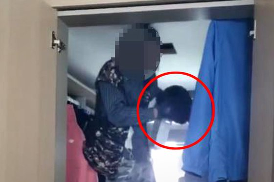 지난 5월 경기 화성시 한 신축 아파트 내부 드레스룸 천장에서 인분(빨간색 원)이 든 검은 봉지가 발견됐다. 연합뉴스