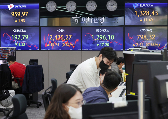 28일 오후 서울 중구 하나은행 본점 딜링룸에서 직원들이 업무를 보고 있다. 이날 코스피는 전 거래일보다 19.74포인트(0.82%) 오른 2435.27에, 코스닥지수는 전 거래일보다 2.62포인트(0.33%) 오른 798.32에 장을 마쳤다. 원/달러 환율은 17.2원 내린 1296.1원에 마감했다. 연합뉴스