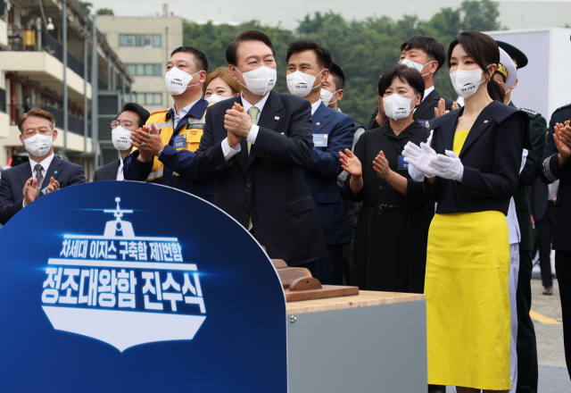 윤석열 대통령과 김건희 여사가 28일 오전 울산시 현대중공업에서 열린 차세대 이지스구축함 정조대왕함 진수식에서 진수줄을 자른 뒤 박수를 치고 있다. /연합뉴스