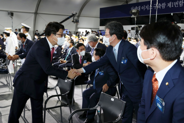 권성동 국민의힘 당대표 직무대행 겸 원내대표와 유승민 전 의원이 28일 오전 울산시 현대중공업에서 열린 차세대 이지스구축함 정조대왕함 진수식에서 인사하고 있다. /연합뉴스