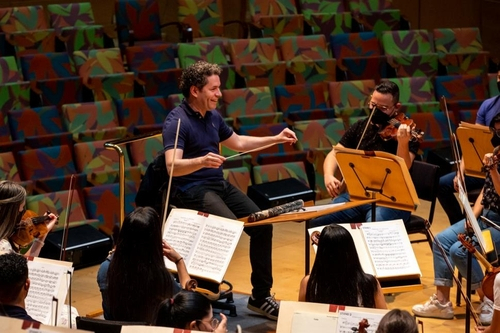 지휘자 구스타보 두다멜(가운데)이 엔쿠엔트로스 프로그램의 오케스트라 교육을 진행하고 있다. 사진 제공=두다멜재단
