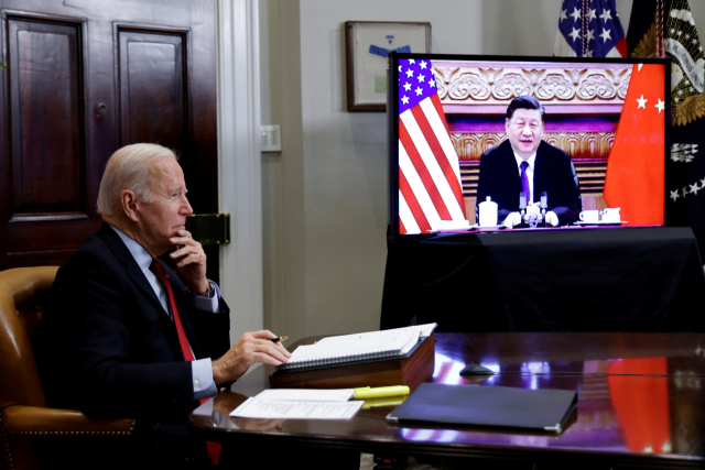 조 바이든 대통령이 2021년 11월 15일 미국 워싱턴DC 백악관에서 시진핑 국가주석과 화상 회담하는 모습. /연합뉴스