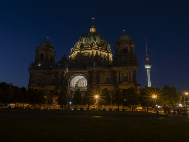 27일(현지시간) 필요최소한의 조명만 켜진 독일 베를린 대성당의 모습. AP연합뉴스