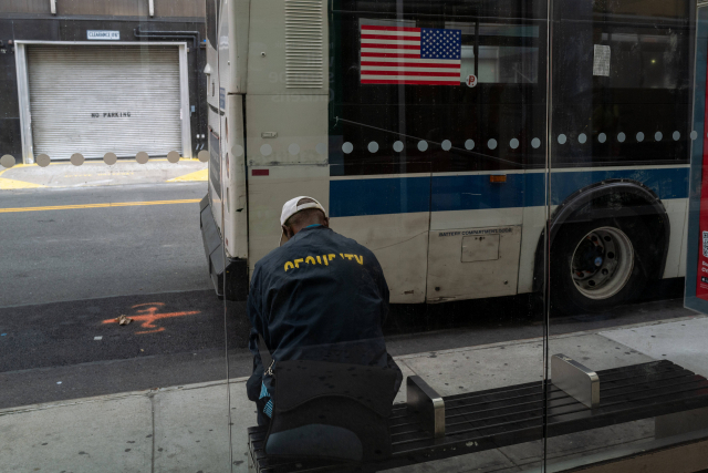 한 남성이 미국 뉴욕의 버스 정류장에 앉아 있다. 올해 1·2분기 경제성장률이 마이너스(전 분기 대비)를 기록하면서 경기 침체 논쟁이 가열되고 있다. 연합뉴스