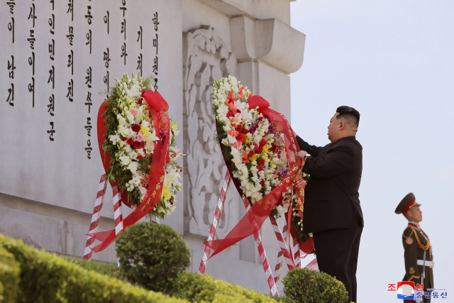 김정은 북한 국무위원장이 정전협정 체결 69주년을 맞아 지난 28일 북중 우의탑에 헌화하며 양국 친선관계를 강조했다./연합뉴스