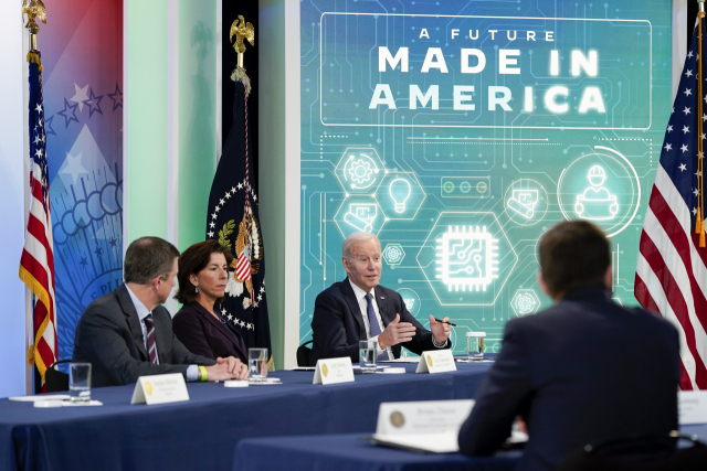 조 바이든 미국 대통령이 3월 미국 워싱턴에서 글로벌 IT 업체들과 반도체 공급망 강화 방안에 대해 논의하고 있다. AP연합뉴스