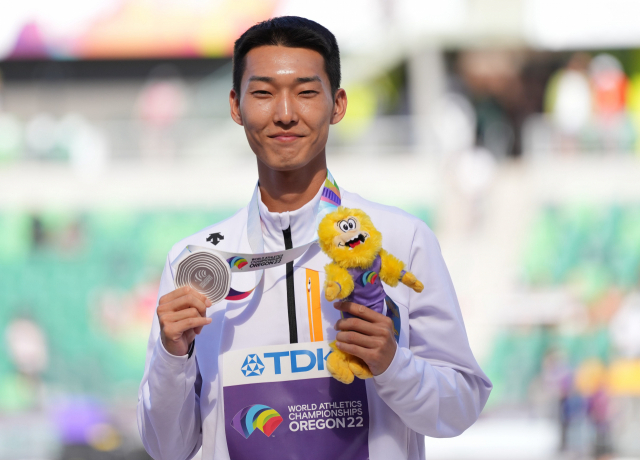 세계육상선수권 남자 높이뛰기 결선에서 한국 육상 최초로 은메달을 획득한 우상혁이 29일 발표된 월드 랭킹에서 1위로 올라섰다. 신화연합뉴스