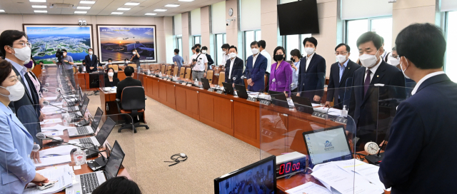 김진표 국회의장이 29일 국회에서 열린 민생경제안정특별위원회를 찾아 위원들을 격려하고 있다. /성형주 기자