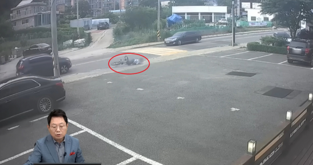혼자 넘어진 자전거 운전자. 유튜브 ‘한문철TV’ 캡처