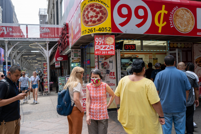 미국 뉴욕 맨해튼의 한 99센트 피자 가게 앞에 시민들이 줄 서 있다. 게티이미지연합뉴스