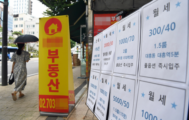 임대차법 시행 2년을 앞둔 29일 서울 시내 한 중개업소의 게시판에 월세 매물들이 빼곡하게 붙어있다. 임대차법의 영향으로 ‘전세의 월세화’가 가속화하며 올해 상반기 전국 전월세 거래 중 월세 비중은 51.6%를 기록, 2011년 이후 처음으로 월세가 절반 이상을 차지했다. /오승현기자