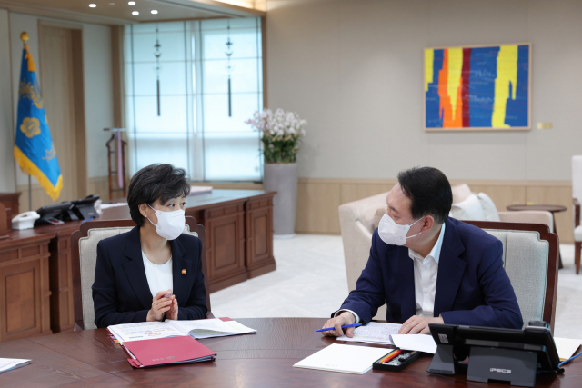 윤석열 대통령이 29일 서울 용산 대통령실 청사에서 박순애 부총리 겸 교육부 장관으로부터 부처 업무 보고를 받고 있다. 연합뉴스