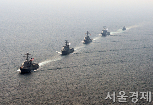 서애류성룡함 등 우리 해군의 구축함들이 지난 2016년 5월 21일 미국 구축함 등과 함께 한반도 인근 해역에서 기동훈련을 하고 있다.. /사진제공=미 해군