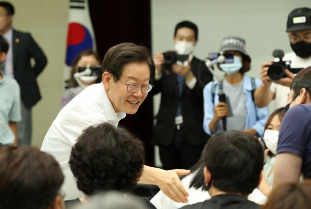 더불어민주당 이재명 당 대표 후보가 30일 강원 강릉시 녹색도시체험센터를 방문해 토크 콘서트에 앞서 참석자와 악수하고 있다./강릉=연합뉴스