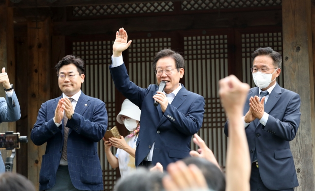 이재명 더불어민주당 당대표 후보가 30일 강원 강릉시 허균 허난설헌 기념공원을 찾아 지지자와 당원들에게 손을 흔들며 인사하고 있다. 연합뉴스