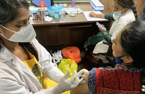 인도 벵갈루루에서 진행된 코로나19 백신 접종. 신화연합뉴스