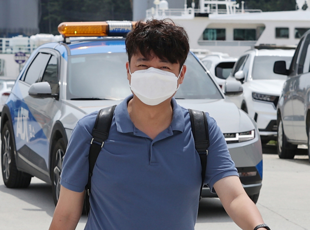 이준석 국민의힘 대표가 27일 경북 울릉군 사동항 여객터미널에서 선박 탑승을 위해 이동하고 있다. 연합뉴스