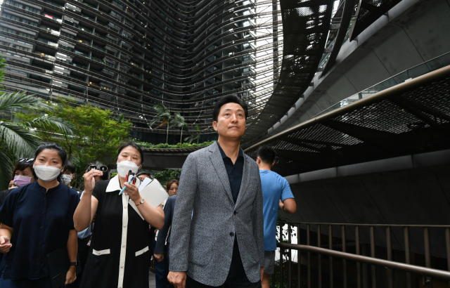 오세훈 서울시장이 서울시 관계자들과 30일(현지시간) 싱가포르 도심에 조성된 주거·업무 복합 시설 ‘마리나원’을 둘러보고 있다. 싱가포르=서울시공동취재단