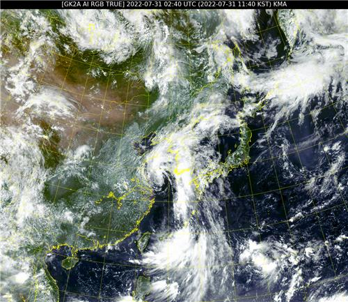 31일 오전 11시 40분 현재 천리안위성 2A호가 포착한 한반도 주변 구름 사진. 국가기상위성센터 제공