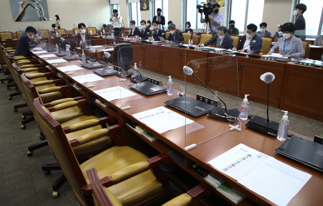 27일 국회에서 과학기술정보방송통신위원회 전체회의가 국민의힘 의원들이 불참한 가운데 열렸다. 성형주 기자