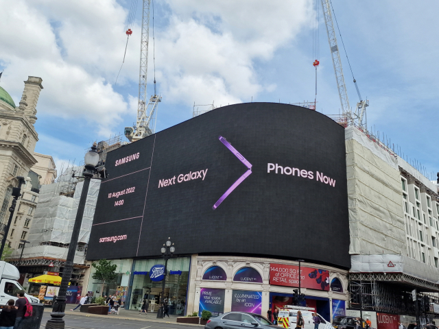 영국 런던 피카딜리 광장에서 삼성전자의 '갤럭시 언팩 2022’ 디지털 옥외 광고가 나오고 있다. 사진 제공=삼성전자